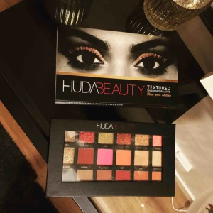  - Oanvänd ögonskuggspalett. Sminkar mig nästan aldrig längre så bättre att någon annan får användning för denna.  Frakt tillkommer om den ska skickas.