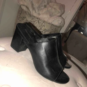  - Klackar ifrån deichman. Använd 3-4 gånger. Bra skick!! Dammiga då dem bara stått ett tag;) 