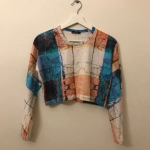  - Långärmad magtröja från Zara, storlek S.  I fint skick. Kan hämtas i T-centralen/Skanstull eller skickas, köparen betalar frakten. 