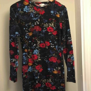  - Figursydd klänning i trikå. Endast provad. 