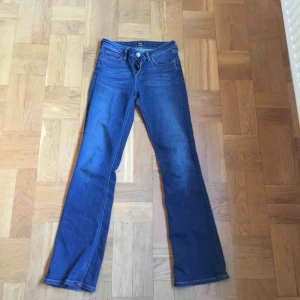  - Ett par jättefina bootcut jeans från Lee i strl w26 L31 skulle säga att det är en strl s. De är i jättefint skick och i en fin mörkblå färg.  Nypris: 1000 Mitt pris: 300 Pris kan diskuteras vid snabb affär!!