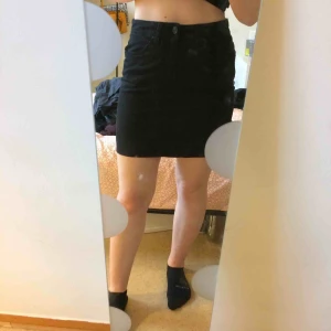  - Svart kjol! Köparen står för frakt