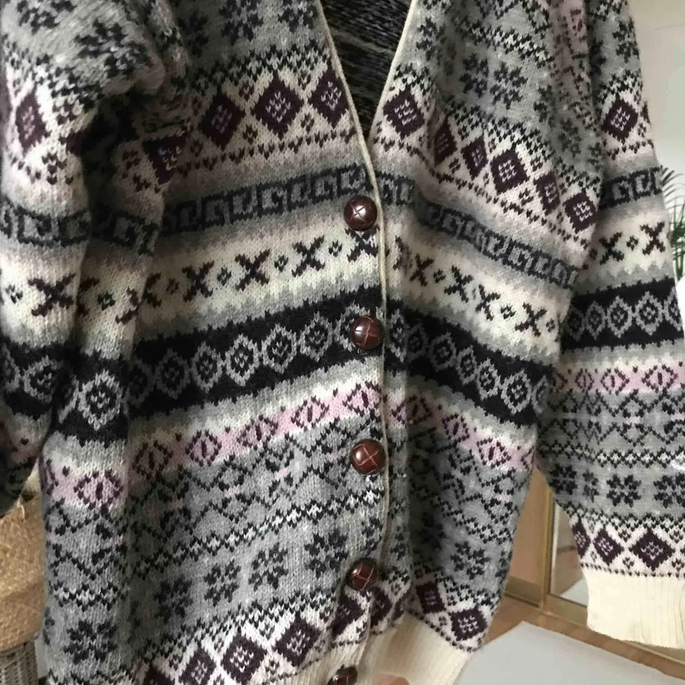 Snygg cardigan från second hand i fint skick. Storlek S men lite oversize i passformen.. Tröjor & Koftor.