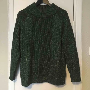  - Glittrig, grön tjocktröja! Perfekt för jul! Köpt på h&m! Köparen står för frakten✨