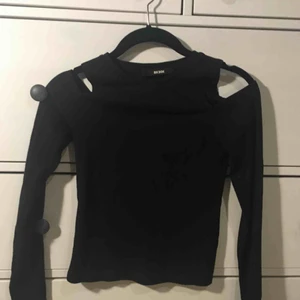 Tröja från bikbok - Jätte snygg tröja från bikbok som är ”axellös” fin som basic men ändå med en fin detalj som ger det där lilla extra. PRIS KAN DISKUTERAS! :)  