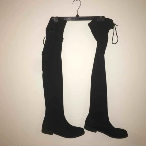  - Svarta flat Thigh High Boot, köpta för 599kr men säljs för 300 kr i storlek 38. 