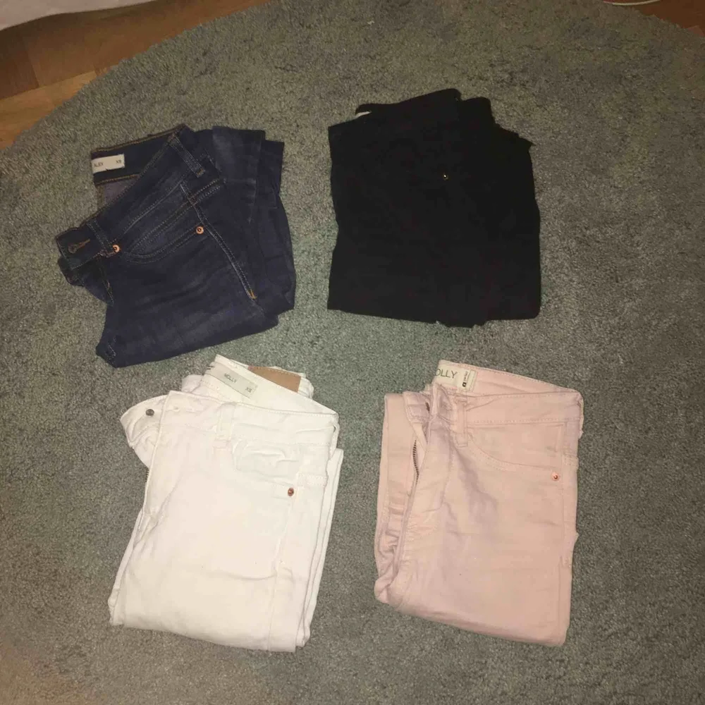 4 par snygga jeans från GinaTricot. De svarta, vita och rosa är i modellen Molly och de blåa är i modellen Axel. Bra skick, 150kr styck, 250kr för två 450kr för alla fyra. (Pris kan diskuteras vid snabb affär). Jeans & Byxor.