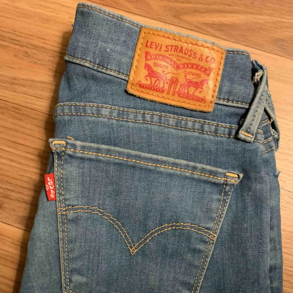 Levis 710 superskinny jeans. Strl 25. 300kr inkl frakt.. Jeans & Byxor.