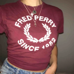  - Fred Perry tisha. På första bilden har jag den knyten baktill.