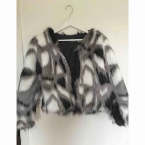Pälsjacka - Fakepäls i nyskick. 