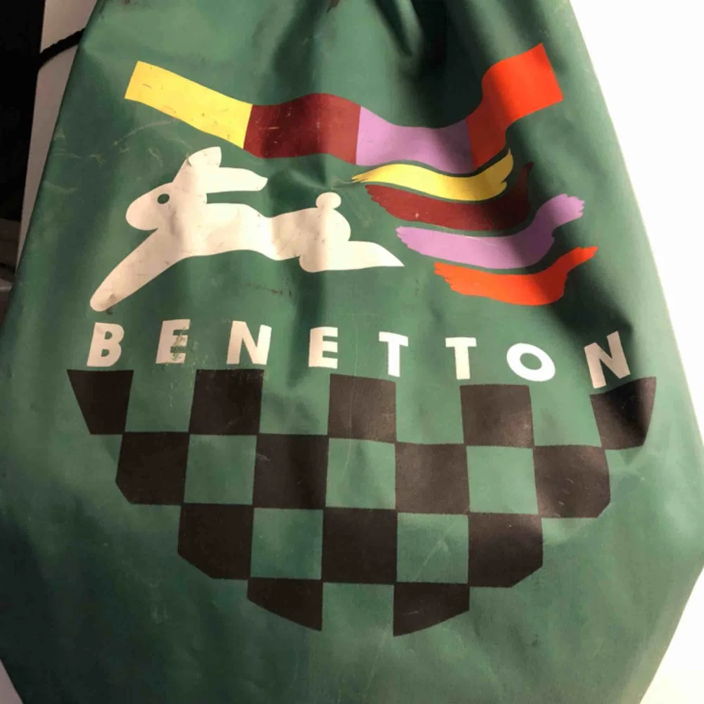 Vintage stringbag från Benetton. Väl använd och en del svarta märken. Kraftigt material. . Väskor.