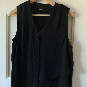  - Svart ärmlös klänning. 