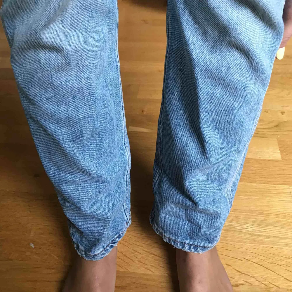 Ett par blåa highwasted weekday jeans, köpta för 500kr, köparen står för frakt, möts även upp i Stockholm . Jeans & Byxor.