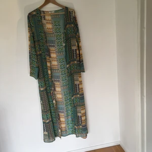  - kaftan i härligt 90-talsmönster. köpte på plick, men har aldrig använt pga för liten i ärmarna. säljer massor (kmr mycket nytt i dagarna), mängdrabatt finnes! 