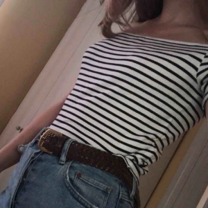  - Superfin randig off-shoulder tröja!Storlek L men mer som small/ medium i passform, men skulle säga att den är ganska liten för att vara L. Använd endast 1 gång och självklart tvättad efter detta! Hör av dig vid intresse!