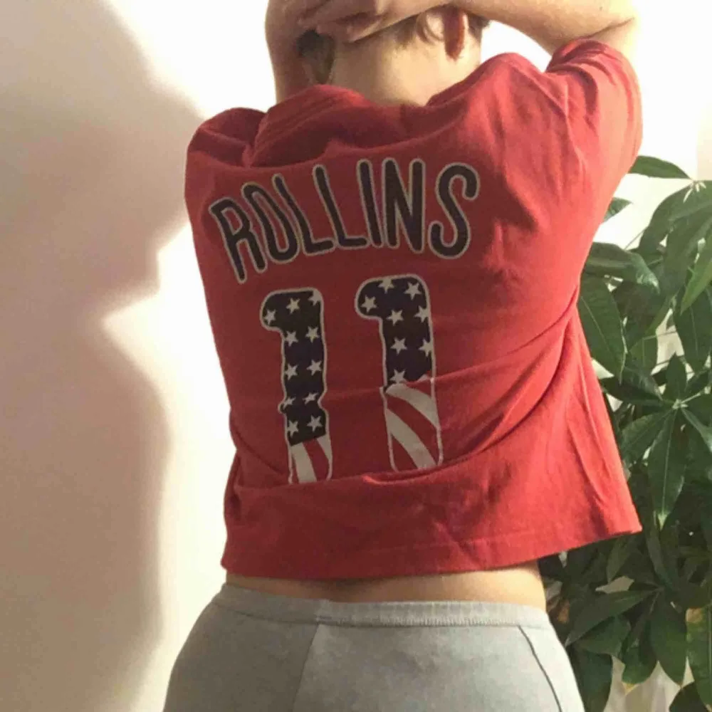 En snygg Phillies T-shirt som köptes på Beyond retro🙌 Snygg form och otroligt skönt material! Köparen står för frakt och jag tar swish💕🔥. T-shirts.