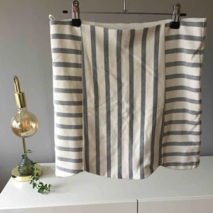  - VAD: Kjol från topshop. MATERIAL: Viskos, Polyester, Elastan SKICK: Utmärkt OBS! Liten i storleken 