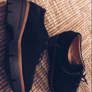  - Super snygga skor använd fåtal gånger fortfarande lika nya och bra. Storlek 38 Köparen står för frakten, använder även Swish. 