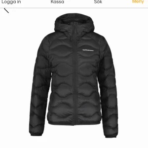  - Peak performance helium hood jacka i strl M men sitter som en S också!! Bra skick💕