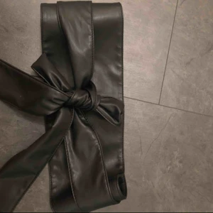  - Midjebälte från hm nicki minaj kollektion! Man kan dra åt bältet så bältet passar alla