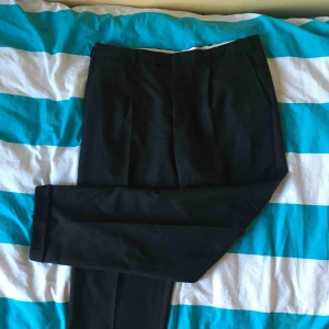  - Säjer dessa kostymbyxor som jag fick secondhand då de är för stora för mig. De är uppvikta i andra bilden, annars når de ner till golvet. :) Jag tar Swish och kan mötas upp i Stockholm/Lidingö, eller så kan jag skicka byxorna men då tillkommer frakt! 