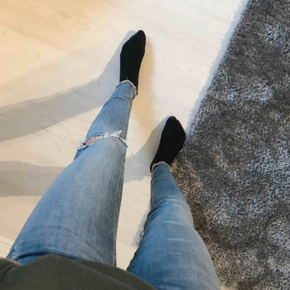 Blåa jeans från Pieces i normalt skick! Hål på ena knät 🌟🌟 frakt tillkommer. Jeans & Byxor.