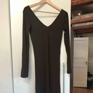  - Tight fint ribbad brun klänning, når ner på smalbenet. V-ringad fram och bak. Frakt ingår!  -Obs allt mitt ska bort pga flytt, mängdrabatt!-