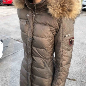  - Rock and blue jacka, 40.