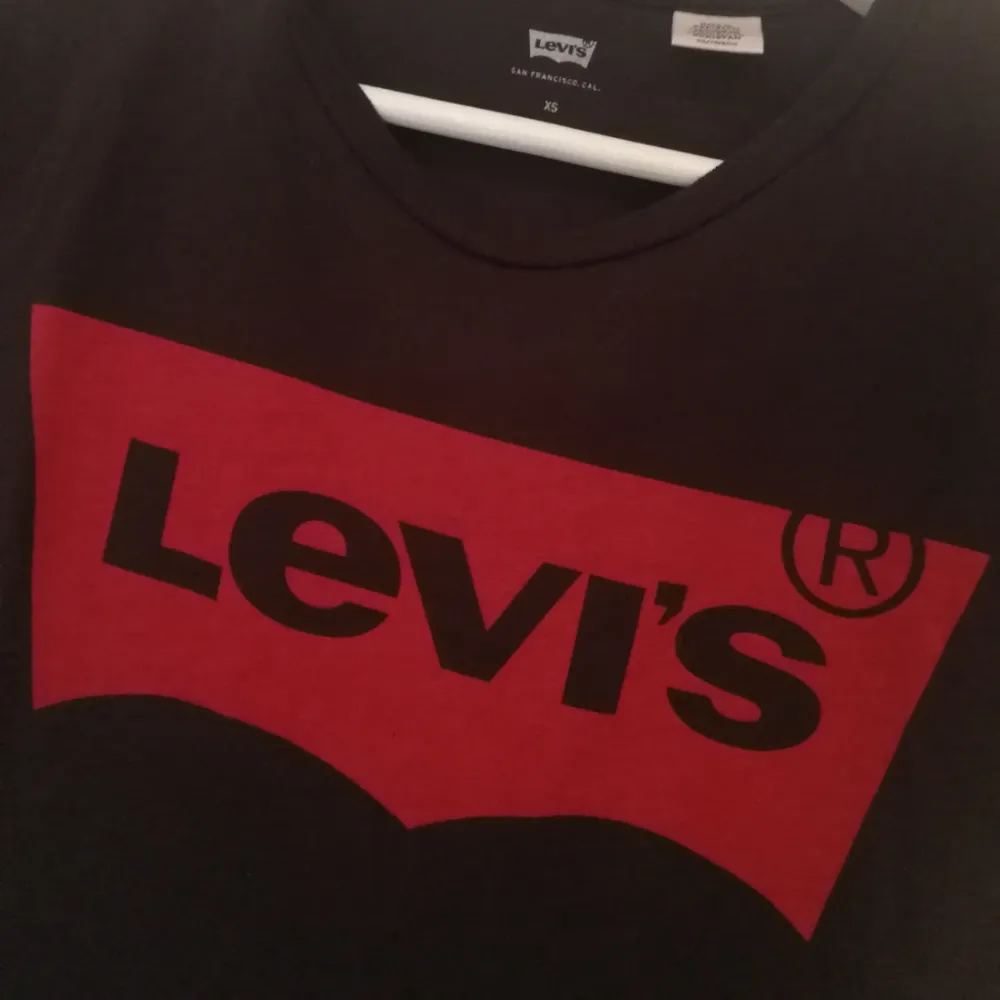 Levi's t-shirt, knappt använt! . T-shirts.