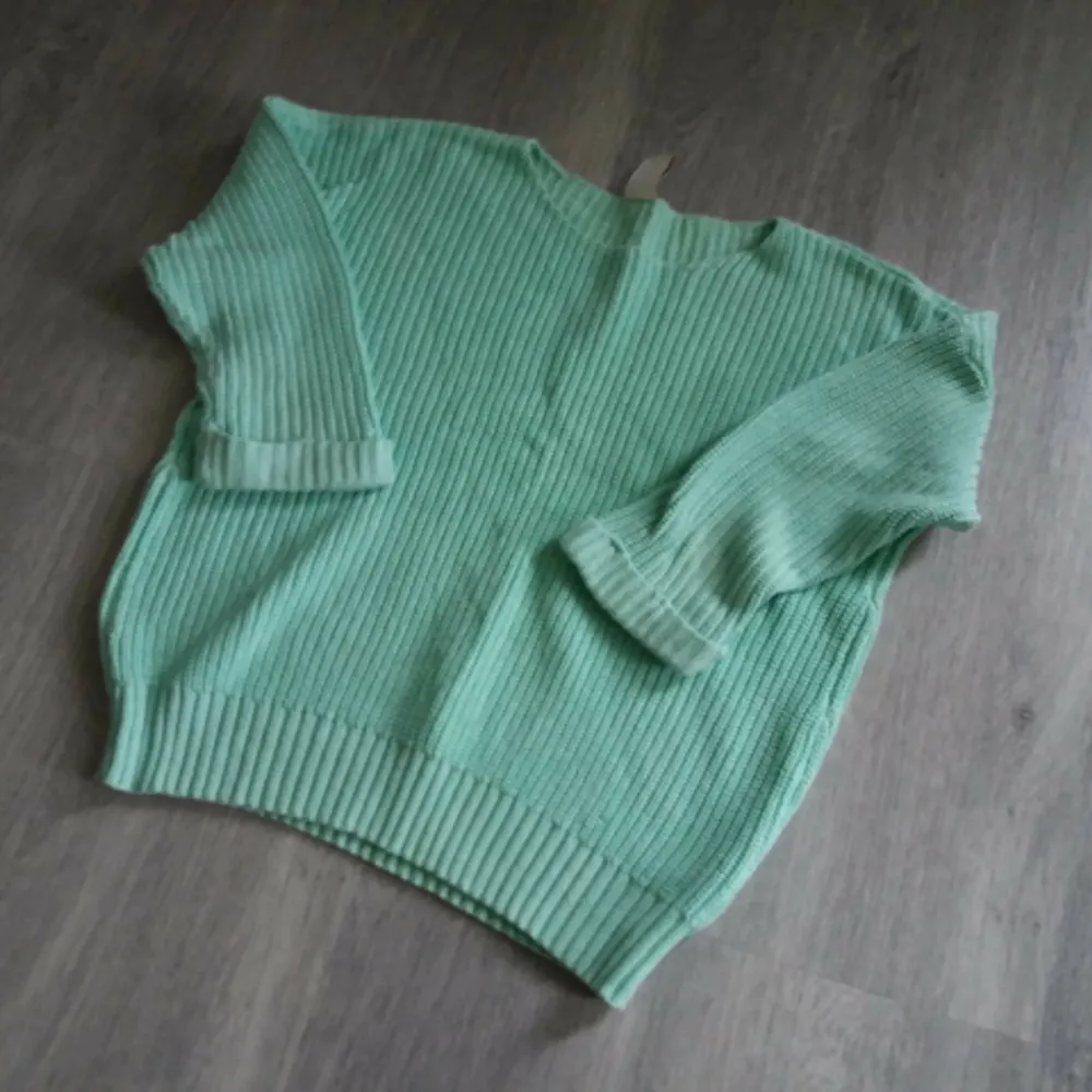 Stickad mintgrön tröja från VILA med 3/4 ärmar. Aldrig använt! Kan skickas om köparen står för frakt. Betalas med swish🎉. Stickat.