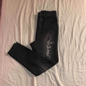 Jeans - Det är ett par slitna jeans i storlek XS. Byxorna ger en liten text på högra baksidan som är ”When i die nytt me face domen so the whole World can kiss my ass” Det original priset är 599 kr, jag säljer byxorna för 300 kr med frakten inräknad.