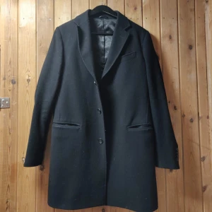  - Säljer min rock från Benetton, sparsamt använd utan slitage eller fläckar.  material: 63% ull, 23% polyester, 10% viskos, 1% akryl, 1% bomull storlek: 48 (m)  Hämtas upp i Stockholm