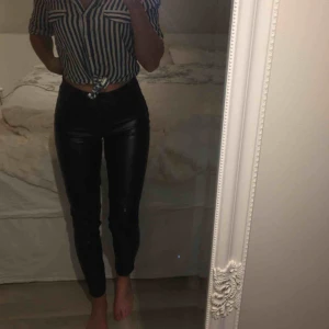  - Riktigt snygga skinn byxor. De är svart fake skinn och de är väldigt stretchiga. Högmidjade med extra resor i midjan som gör att kurvorna framhävs lite extra. Aldrig använda så i nytt skick. 