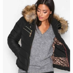  - Säljer denna populära jacka. Använd 1 vinter. Ej äkta päls. Kan tänka mig att gå ner i pris vid snabb affär