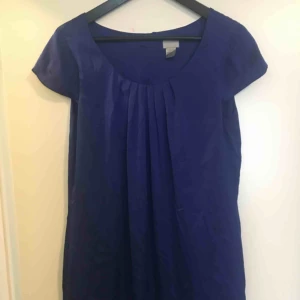  - Koboltblå klänning i satinliknande tyg. Vid, aldrig använd. 