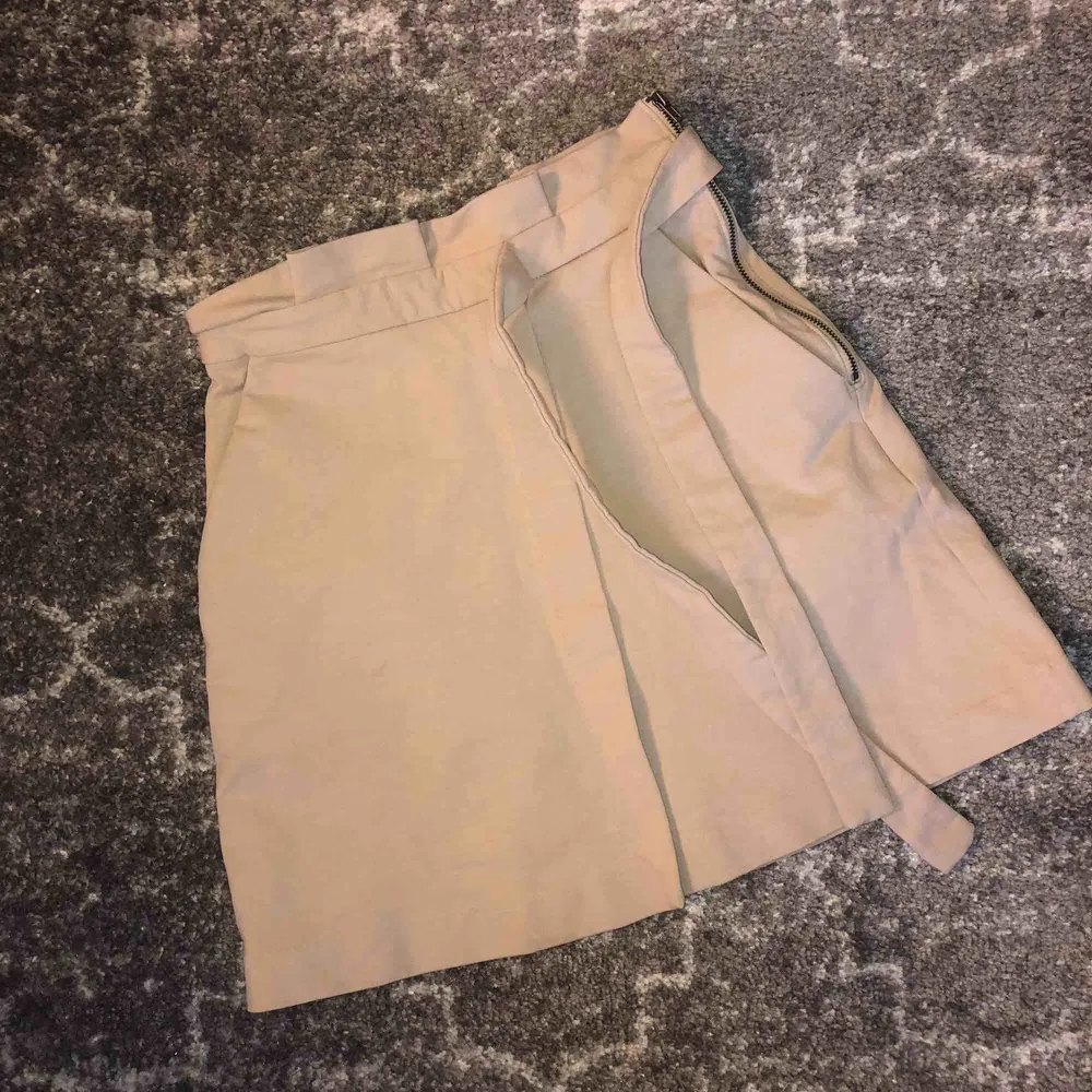 H&M trend kjol Säsong 7, skitsnyg och knappt använd. Säljs pga inte kommer till den användning den förtjänar💫. Kjolar.