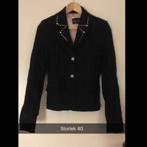  - Väldigt fin och kroppsformad kavaj. Storlek 40 Frakt tillkommer om den ska skickas.