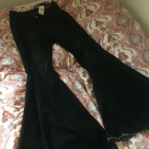  - Limited edition fashion nova flare jeans!   Superfina wide leg flares i storlek L, aldrig använda. Frakt är inkluderat i priset.💞  75% Cotton 20% Polyester 5% Spandex Midja: 35cm Innerbenslängd: 83cm  Ytterbenslängd: 105cm.