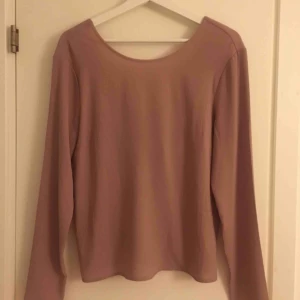  - Säljer denna jättefina blus från Nelly med fin rygg. Endast använd en gång! Fraktar bara! :)