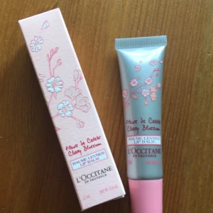  - helt oanvänt läppbalsam som innehåller sheasmör & har en lätt röd färg. ursprungspris 89 kr. hämtas i sthlm eller skickas om köparen betalar frakt.  jag säljer många produkter & plagg, så vill du ha flera saker blir det mängdrabatt.