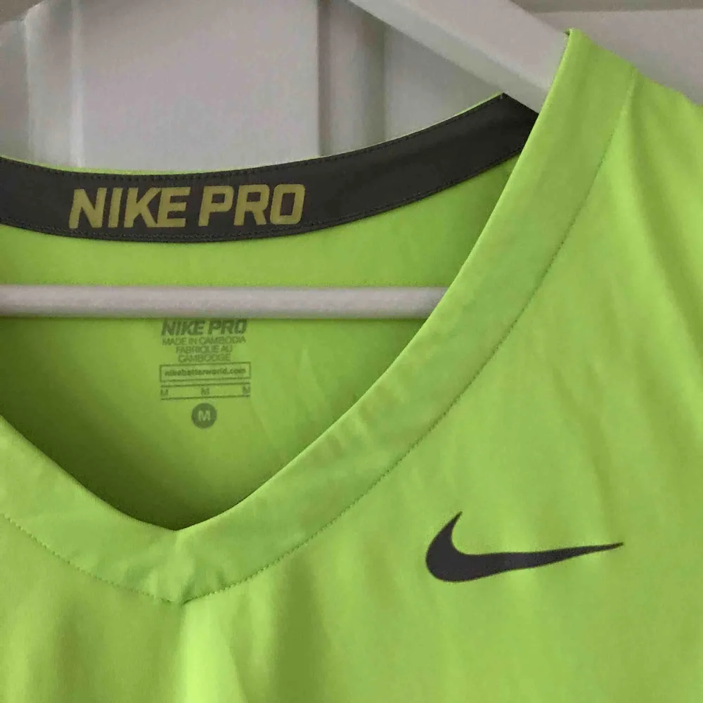 Neongul Nike PRO t-shirt. Mkt fint skick! Frakt ingår i priset.. Toppar.
