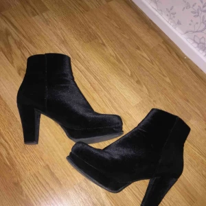  - Snyggaste klackarna i sammetsliknande tyg säljes. Med sorg i hjärtat jag säljer men knäproblem gör att de inte kan användas :( Passar lika bra till vardag som till fest, ytterst lite använda.