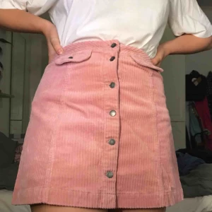  - Rosa manchesterkjol, oanvänd (bortsätt från provad). Ordinarie pris 199. Sitter bra på en storlek M. Kan möta upp i Sundsvall eller frakta (köparen står för frakt). Priset kan diskuteras 🙂