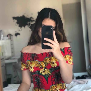  - Off-shoulder röd tröja från carlings med snygga papegojor på!  Använd en gång Frakten ingår i priset😚