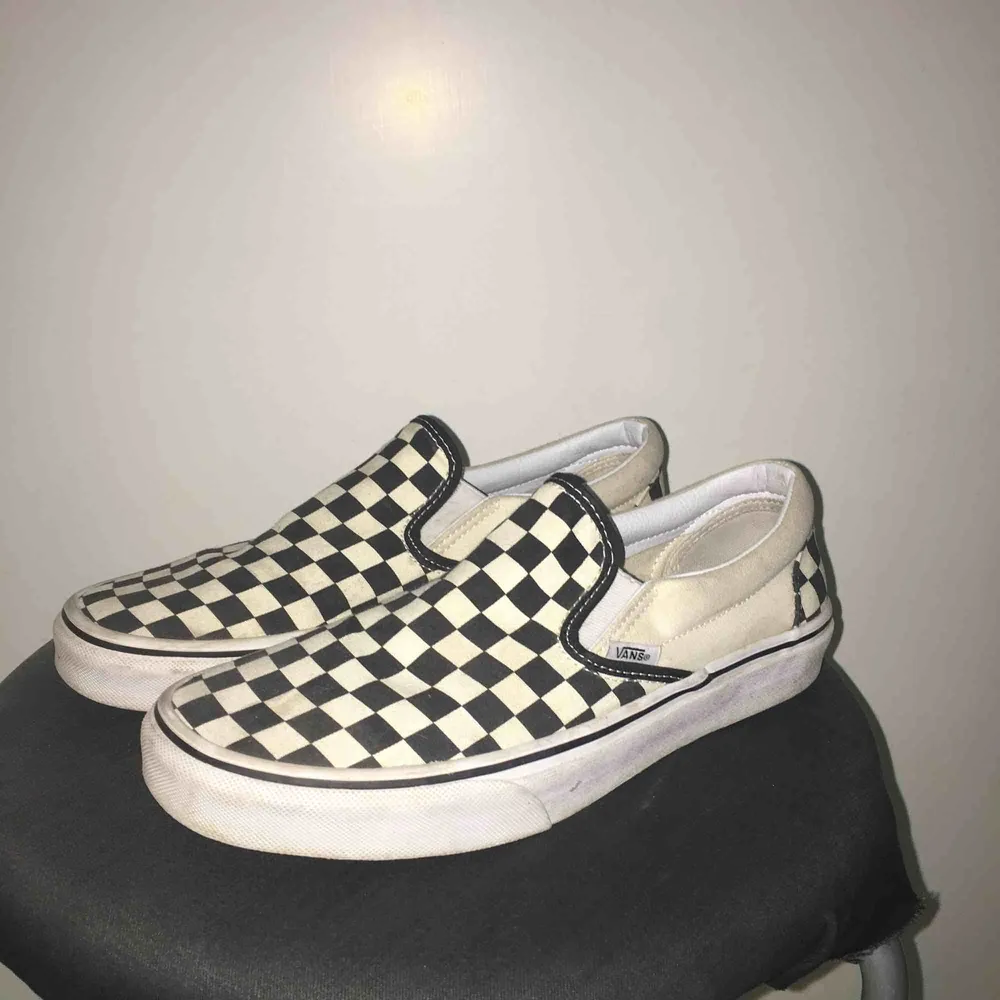 Klassiska Vans Slip-ons! Storlek 40.5 men passar både 40 och 41 skulle jag säga. Säljs för att de är lite för stora för mig. I bra skick men kommer att städas upp lite innan de säljs! Möts helst upp! 🖤. Skor.