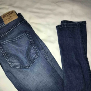  - Hollister jeans. Sitter tight. Säljer pga för små. Frakten ingår i priset!!