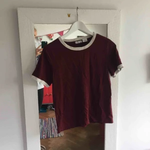  - Asnajs vinröd t-shirt från urban outfitters! Superskick!