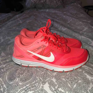  - Säljer ett par Nike skor som jag endast använt 1 gång, då dom tyvärr är för små för mig. Dom är i storlek 40, men skulle säga att dom passar någon som har 39 ☺️