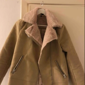  - Mysig beige jacka med silverdetaljer. Fint skick, känns mer som en storlek 34/36 än en storlek 32. Köparen står för frakten.