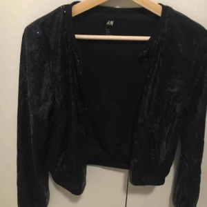  - Blå glittrig kofta från H&M. Strl 38.